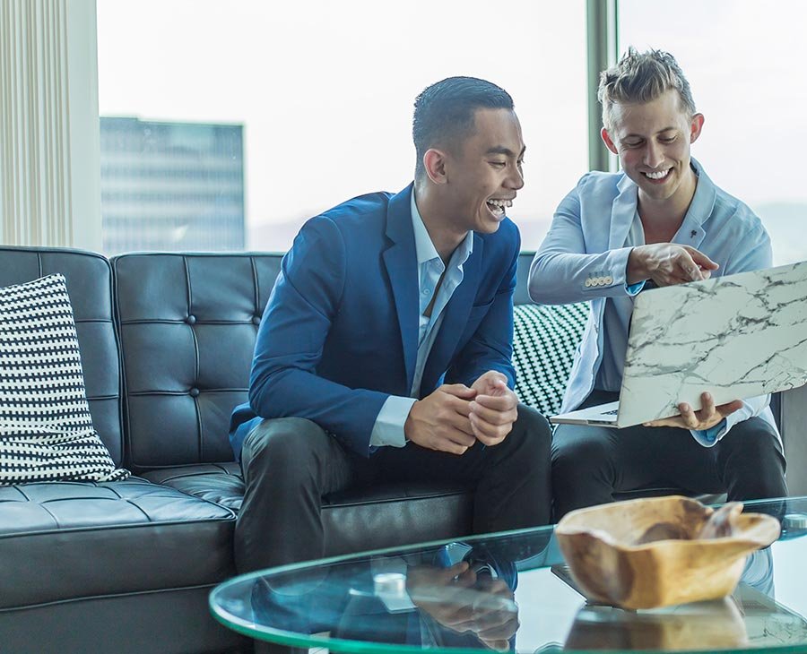 dos personas vendiendo casas