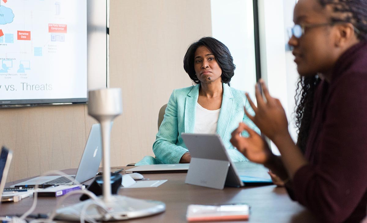 personas vendiendo casas